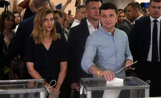 Ukraine election: President Zelensky's party heads for win