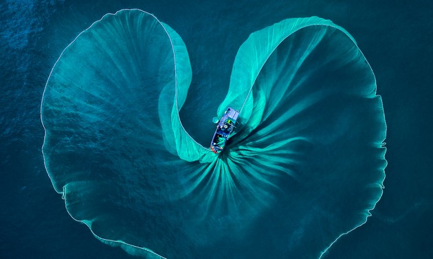 Vietnamese photographer wins int'l contest with shot of Phu Yen fishermen