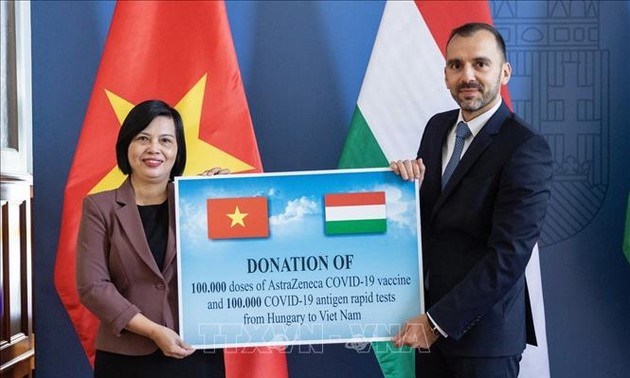 Hungary gifts COVID-19 vaccine, medical supply to Vietnam