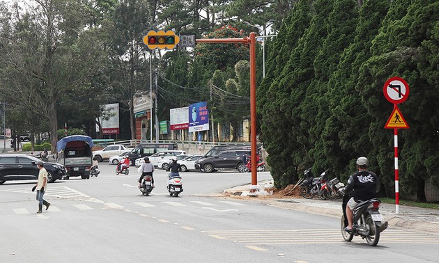 Resort town Da Lat installs its first traffic light