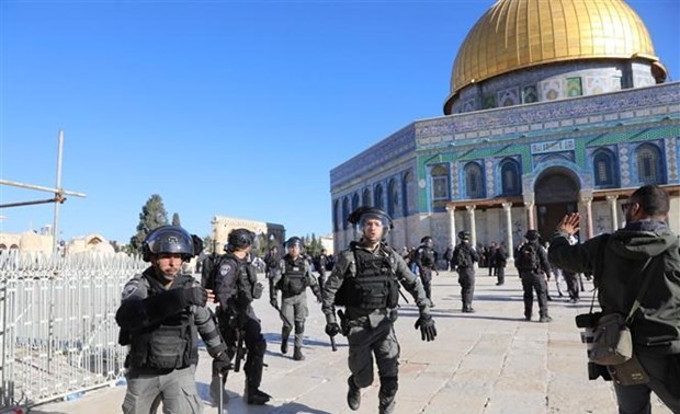 Israeli forces, Palestinians clash again at Jerusalem mosque 
