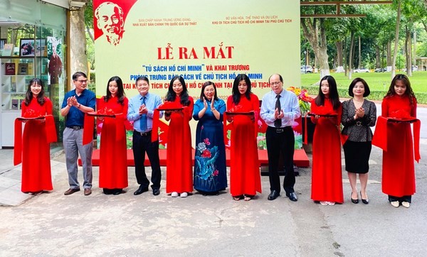 “Ho Chi Minh Bookcase” inaugurated in Hanoi