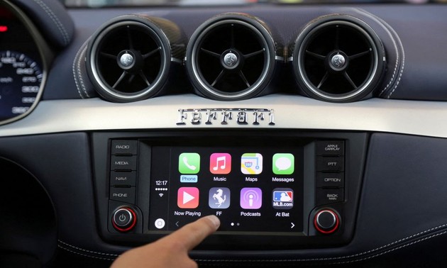 Apple eyes fuel purchases from dashboard as it revs up car software
