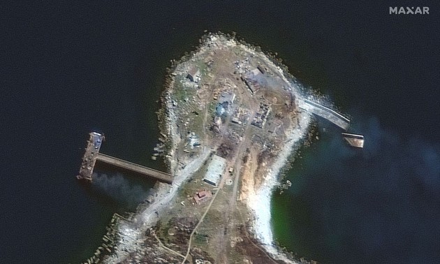 Russia abandons Snake Island