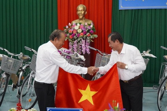 10,000 national flags given to Tra Vinh fishermen