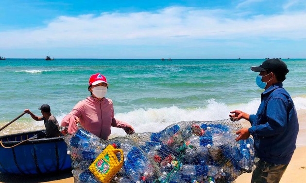 Quan Nam: “Bring garbage to shore” to protect marine environment 