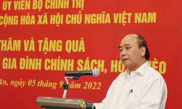 President gives gifts to national contributors, poor households in Nghe An