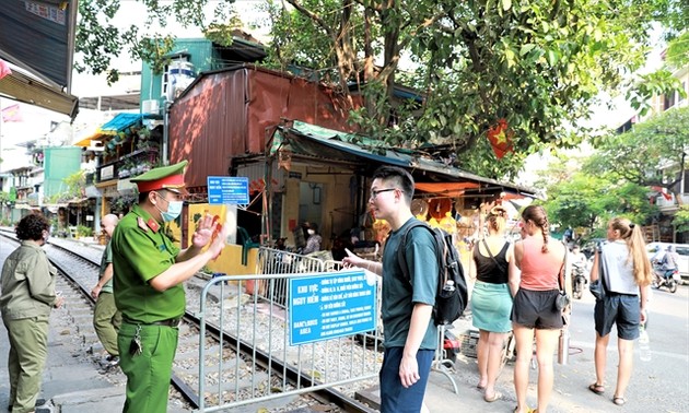 Hanoi authorities begin closing train track coffee shops