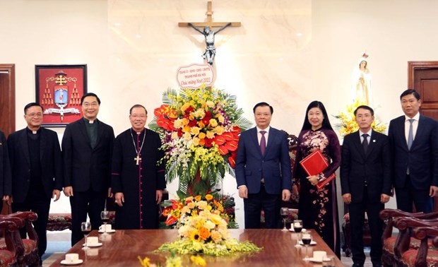 Hanoi Party leader extends Christmas greetings to Catholic priests, followers 