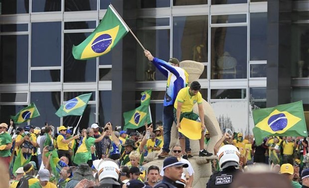 Global leaders condemn assault on Brazilian government buildings