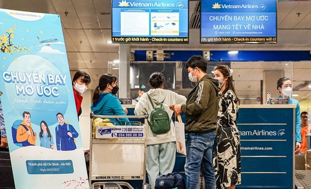 Over 100 disadvantaged workers return home for Tet on Vietnam Airlines free flight