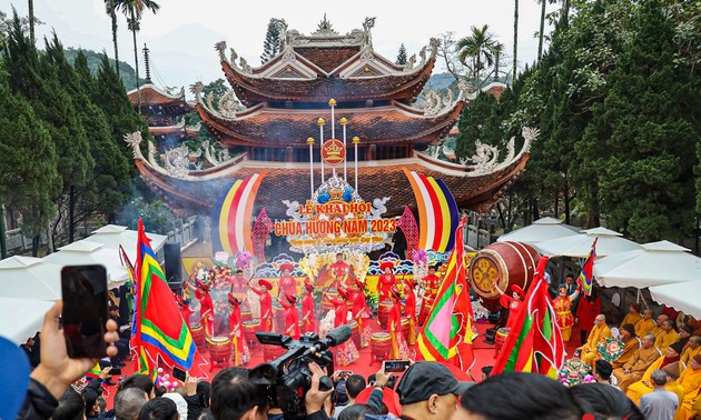 Huong Pagoda festival opens 