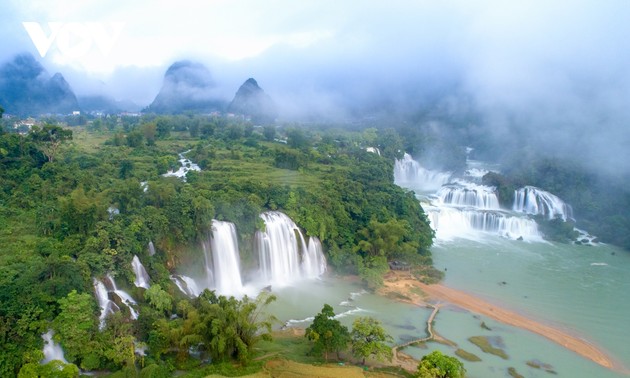 Ban Gioc waterfalls listed among world's most scenic border crossings