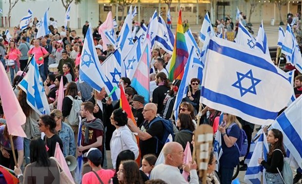 Tens of thousands of Israelis again protest judicial reform plan