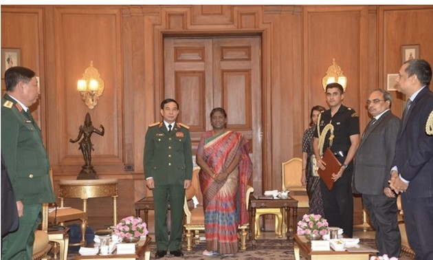 Defense Minister meets Indian President