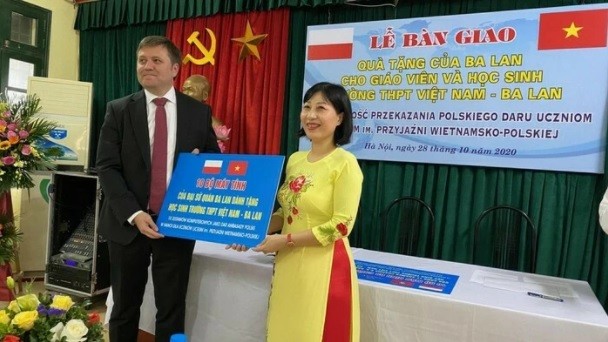 Посольство Польши в Ханое подарило компьютеры вьетнамо-польской школе