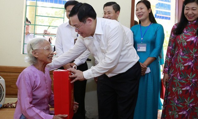 Более 370 млрд. вьетнамских донгов направлены на помощь людям льготных категорий и трудящимся на Новый год по лунному календарю 