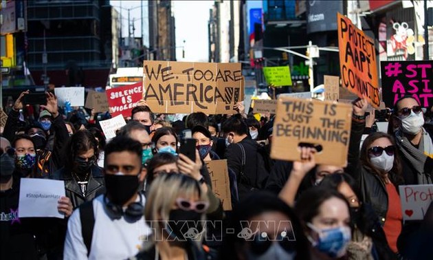 Сотни человек устроили в Атланте протесты против ненависти к людям с азиатскими корнями
