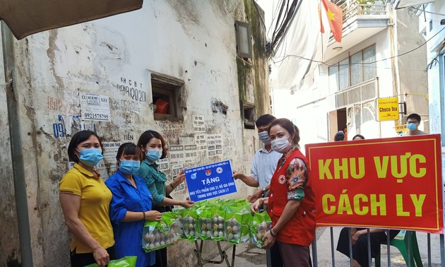 Волонтеры в синих рубашках на передовой в борьбе с коронавирусом