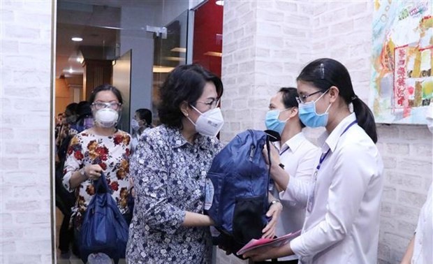 70 религиозных сановников оказывают помощь медработникам на передовой борьбы с коронавирусом 