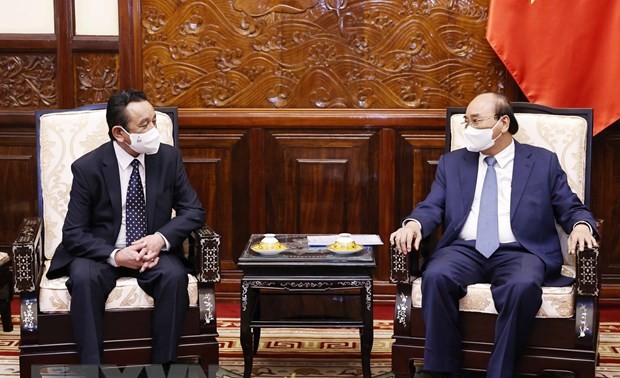Президент Вьетнама Нгуен Суан Фук принял посла Монголии по случаю окончания его дипломатической миссии во Вьетнаме