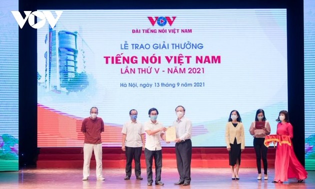 Радио​ VOV вручило призы победителям конкурса «Голос Вьетнама — 2021»