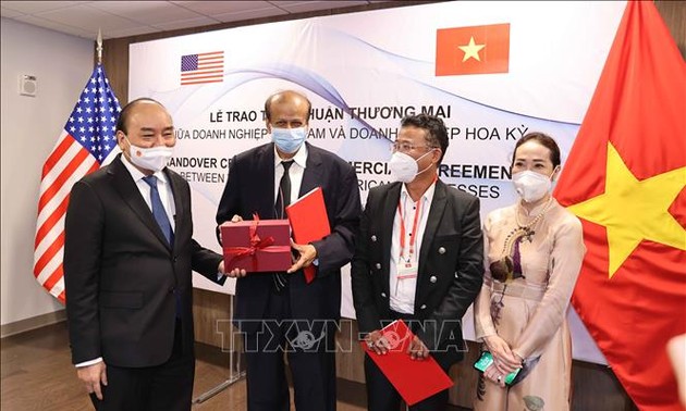 Президент Нгуен Суан Фук присутствовал на церемонии обмена соглашениями о сотрудничестве между вьетнамскими и американскими предприятиями