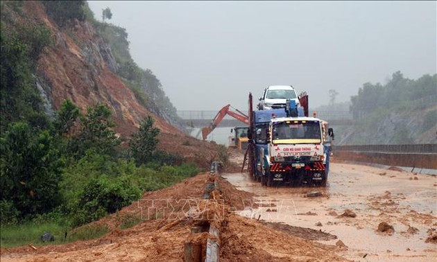 Дожди и паводки ​наносят огромный ущерб Центральному Вьетнаму