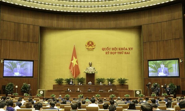 Национальное собрание Вьетнама продолжает обсуждать результаты выполнения плана социально-экономического развития страны в 2021 году