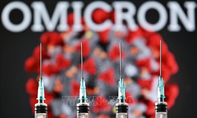 ВОЗ предупреждает, что штамм «омикрон» быстрее распространяется и может ослаблять действие вакцин