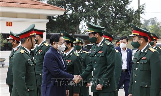 Премьер-министр Фам Минь Тинь поздравил военнослужащих 4-го военного округа и военное командование провинции Куангбинь