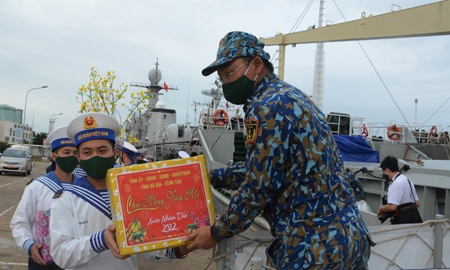 Вручение новогодних подарков сотрудникам, военнослужащим и жителям островов юго-западного моря