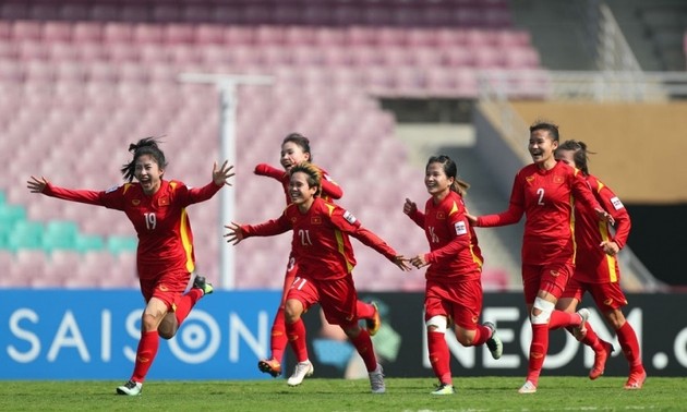 Президент Нгуен Суан Фук вручил орден Труда первой степени женской сборной Вьетнама по футболу