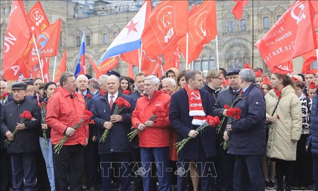 Возложение цветов в память о вожде Владимире Ленине в России