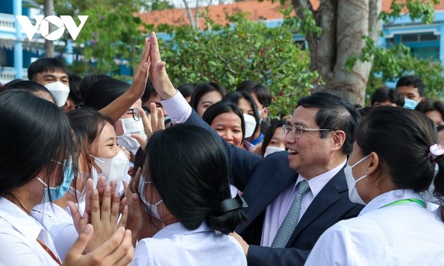 Премьер-министр Фам Минь Тинь посетил школу-интернат для представителей нацменьшинств