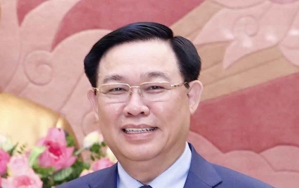 Лаосские СМИ: визит председателя Нацсобрания Выонг Динь Хюэ отражает уважение и политическое доверие Коммунистической Партии и Государства Вьетнама