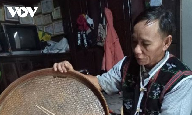 Народность Коту в провинции Куангнам восстанавливает традиционное народное ремесло плетения