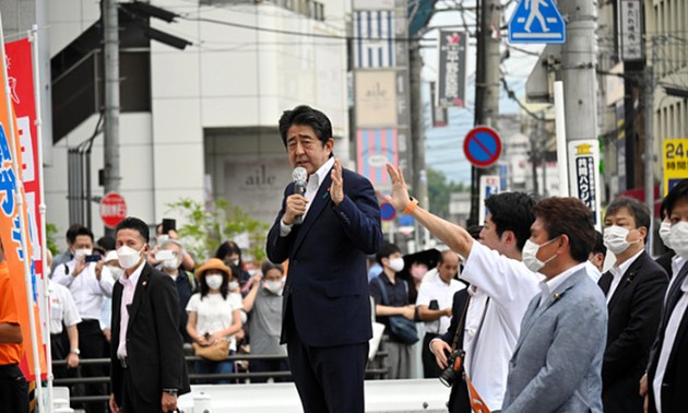 Бывший премьер Японии Синдзо Абэ находится в коме в результате пулевого ранения