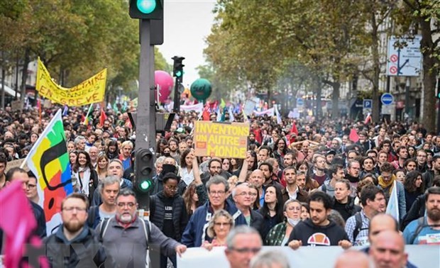 Забастовки серьезно повлияли на дорожное движение в столицах Великобритании и Франции.