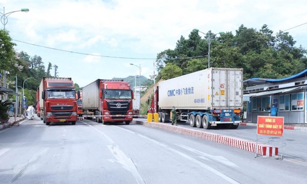 В Лангшоне около 150 грузовиков с товарами вышли на экспорт в 3-й день нового лунного года