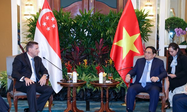 Премьер-министр Фам Минь Тинь предложил банку Standard Chartered оказывать Вьетнаму поддержку в финансовой области