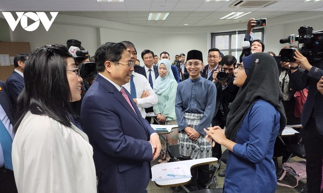 Премьер-министр Фам Минь Тинь посетил Национальный университет Брунея