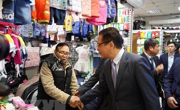 Посол Вьетнама в РФ навестил вьетнамцев, ведущих бизнес на рынке Теплый Стан