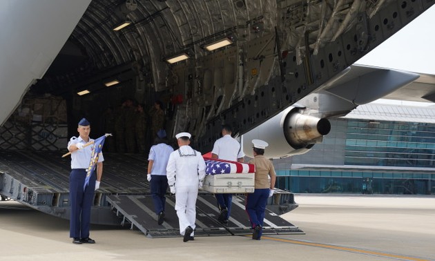 Церемония передачи останков американского солдата, пропавшего без вести во время войны во Вьетнаме  