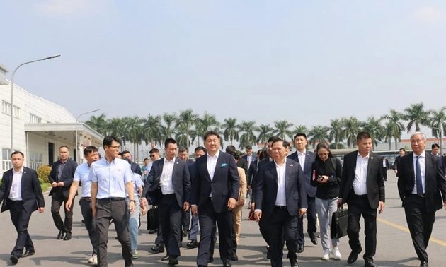 Президент Монголии посетил промышленную зону Лыонгшон в провинции Хоабинь 