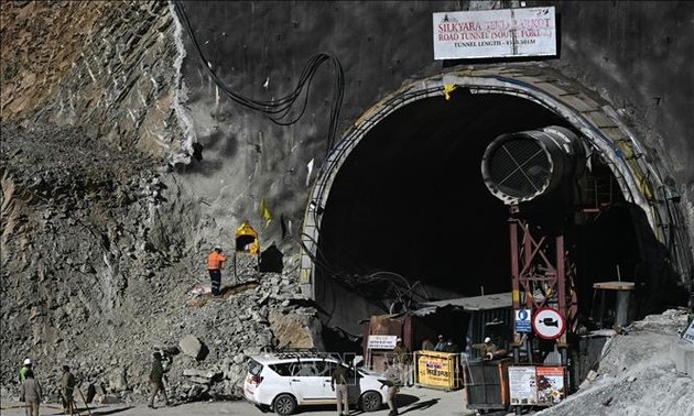 Обрушение туннеля в Индии: не удалось вызволить 41 рабочего после 2 недель пребывания в ловушке
