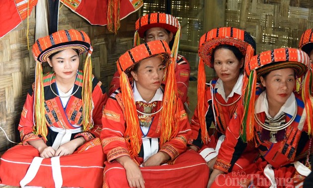 Яркие женские костюмы народности Патхен