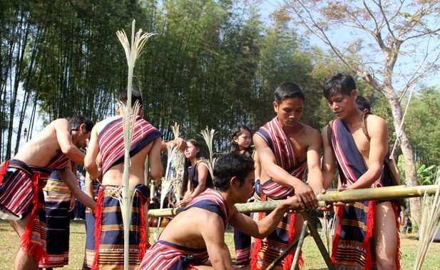 Церемония установки водного желоба народности Соданг