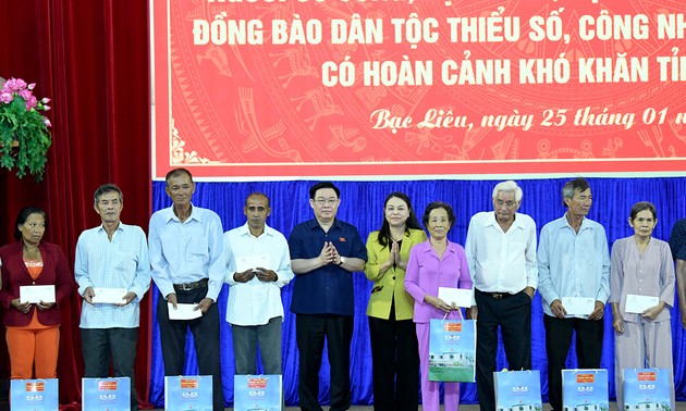 Глава НС Выонг Динь Хюэ вручил новогодние подарки в провинции Баклиеу 