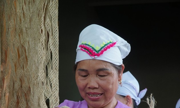 Промысел плетения конопляных гамаков народности Тхо в Нгеане.